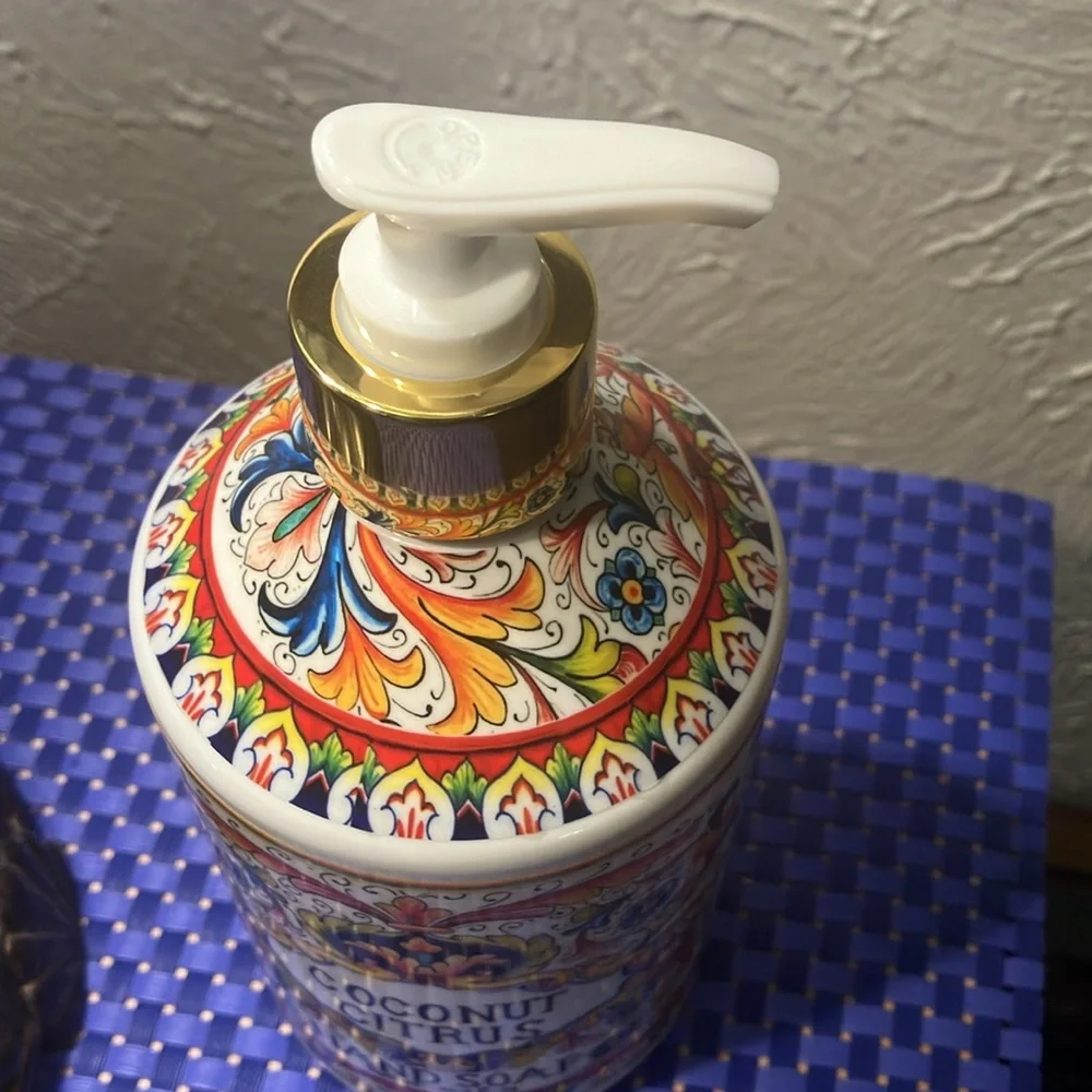 BNWT Gorgeous decorative bottle of Coconut Citrus 21.5 fl. Oz. Hand Soap.🌻🌺🦋 - Picture 3 of 7